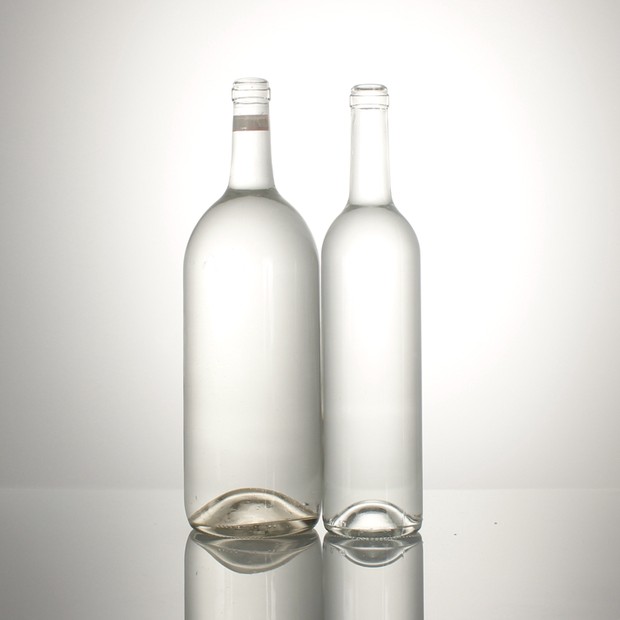 biela sklenená fľaša